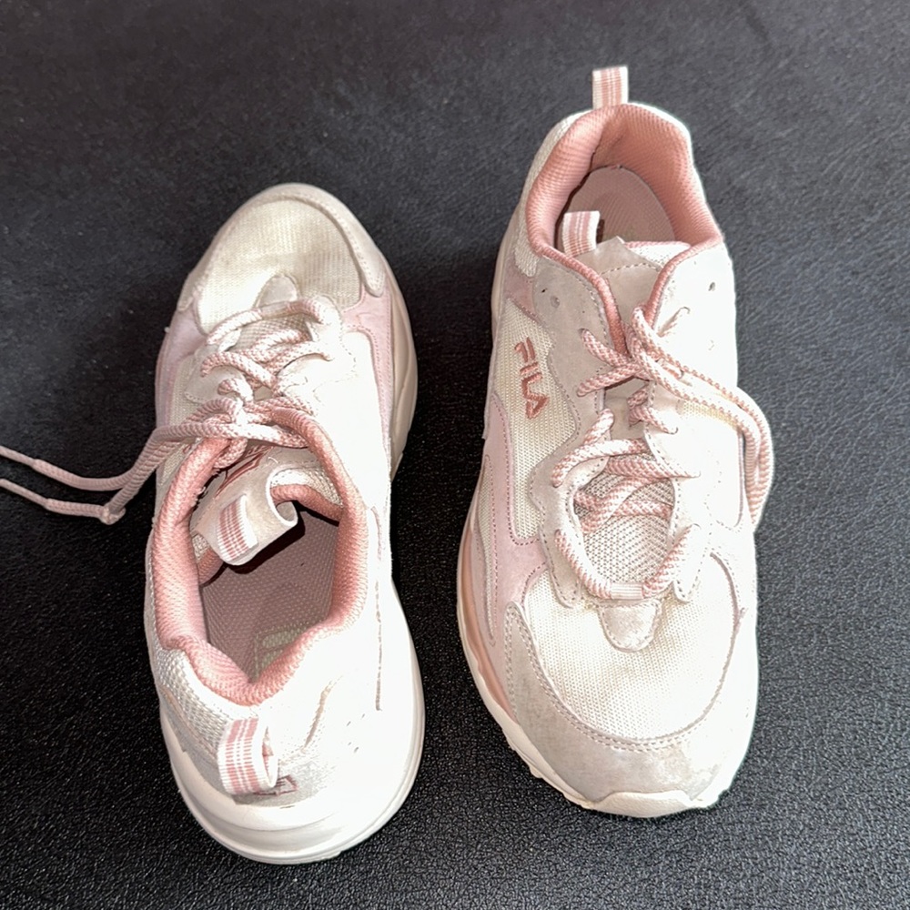 Fila women’s size 8 white and pink sneakers